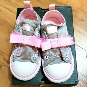 Converse Toddler Girl's Shoes Size 8💖